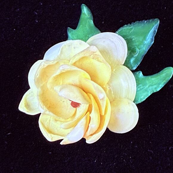 VINTAGE REAL TINY SHELLS PAINTED CELLULOID GARDENIA FLOWER BROOCH - Picture 2 of 5
